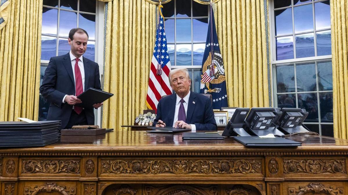 El presidente de Estados Unidos, Donald Trump, inaugura el Despacho Oval de la Casa Blanca en el primer día de su segundo mandato.