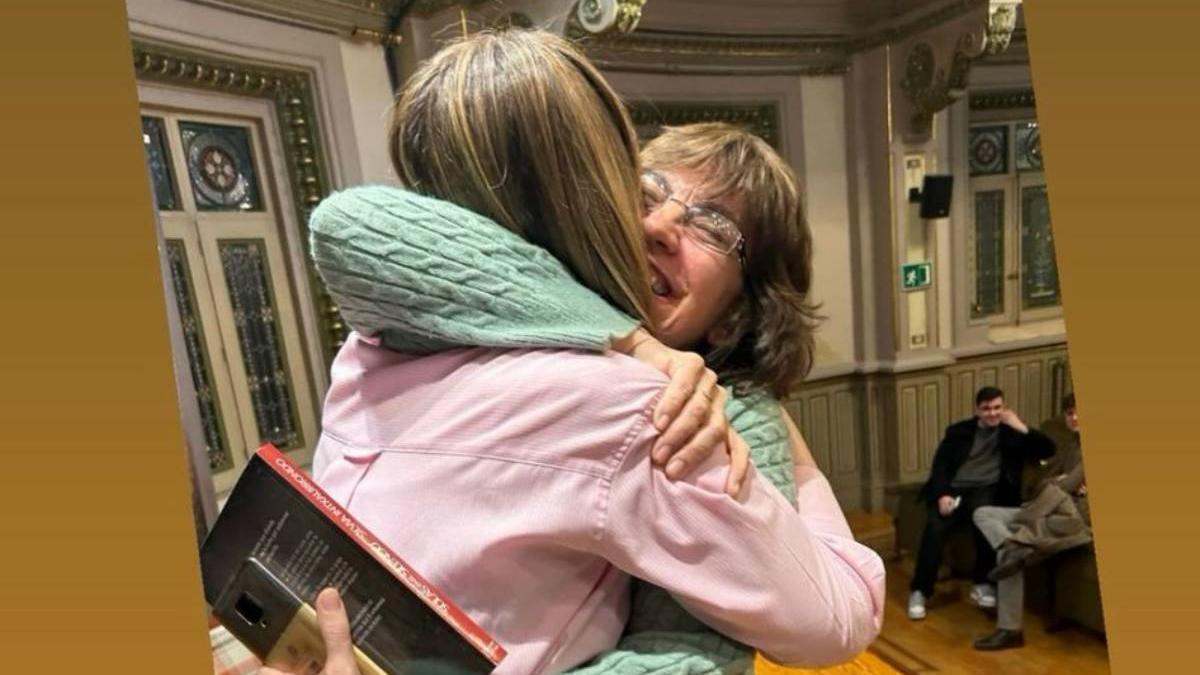 Silvia Intxaurrondo recibe la inesperada visita de su profesora de literatura en la presentación de su primera novela en Bilbao.
