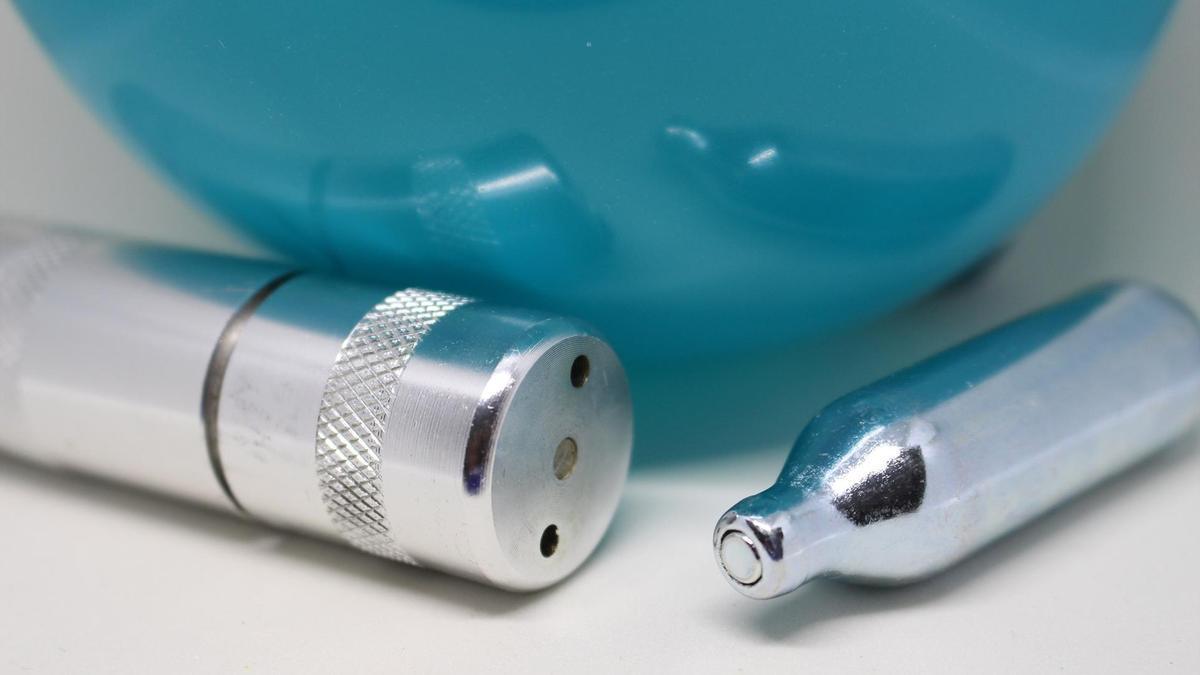 El óxido nitroso se inhala mediante globos o cartuchos metálicos cilíndricos.