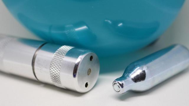 El óxido nitroso se inhala mediante globos o cartuchos metálicos cilíndricos.