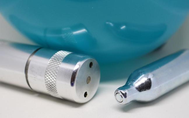 El óxido nitroso se inhala mediante globos o cartuchos metálicos cilíndricos.