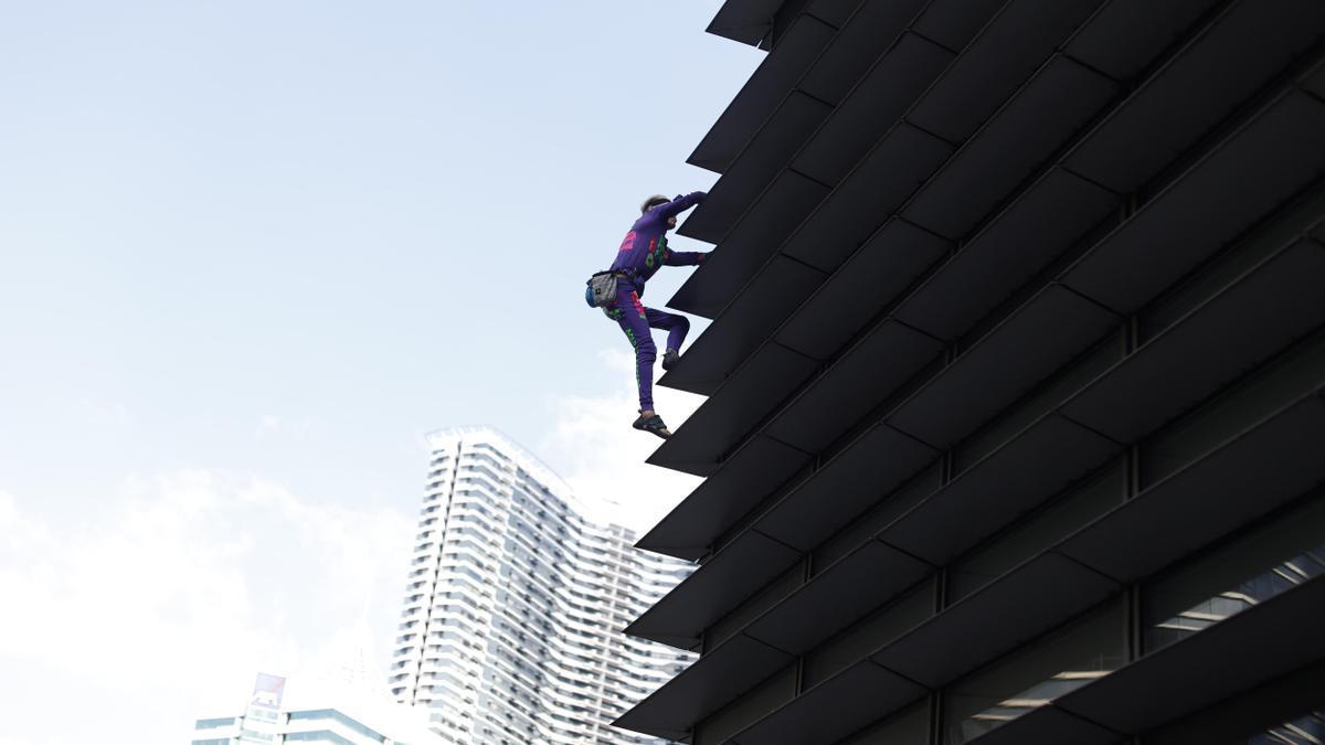 El 'Spiderman' francés escala un rascacielos de 217 metros en Manila