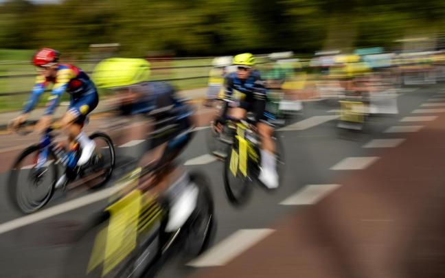 El pelotón rueda durante la Vuelta a los Países Bajos.