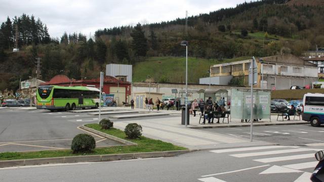 19 de las 23 líneas comarcales de transporte público pasan por Arrasate, que además concentra el 43,3% de toda la demanda.