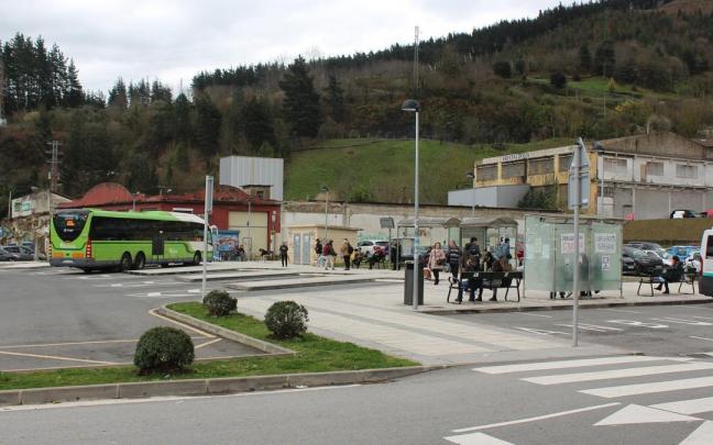 19 de las 23 líneas comarcales de transporte público pasan por Arrasate, que además concentra el 43,3% de toda la demanda.