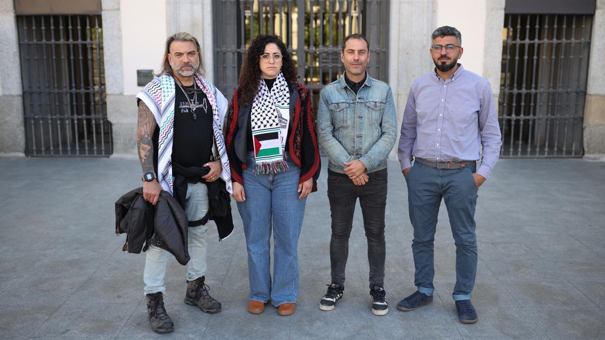 El miembro de la Global Sumud Flotilla Eduard Lucas; esposa de Saif Abukeshek, Sally Issa; un amigo de la familia, Ahmad Atawneh; el portavoz de la IAC, David Callo.