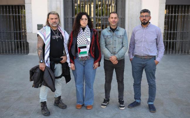 El miembro de la Global Sumud Flotilla Eduard Lucas; esposa de Saif Abukeshek, Sally Issa; un amigo de la familia, Ahmad Atawneh; el portavoz de la IAC, David Callo.