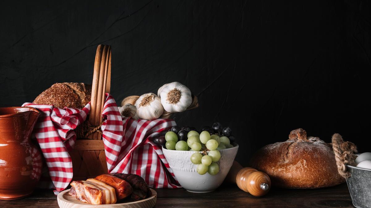 Algunos alimentos siguen asociados a determinadas actitudes supersticiosas según cómo se traten.