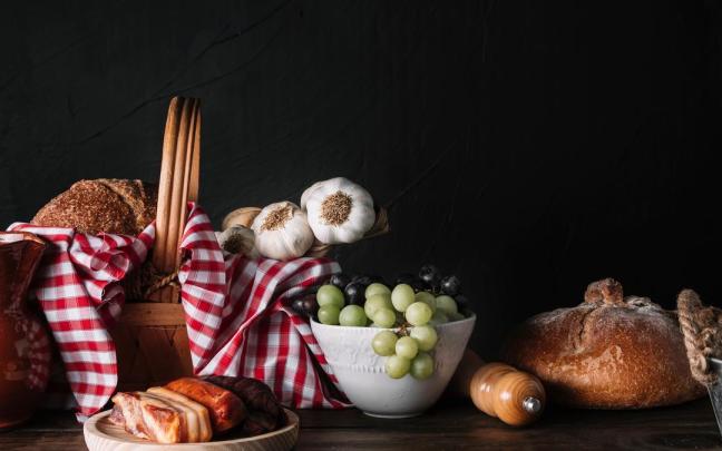 Algunos alimentos siguen asociados a determinadas actitudes supersticiosas según cómo se traten.