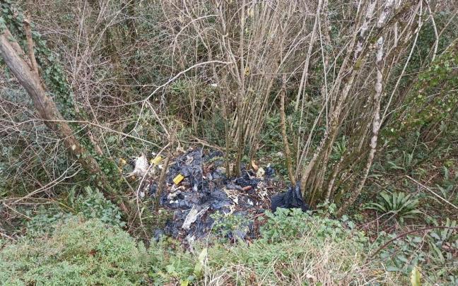 Restos de animales y de desechos.