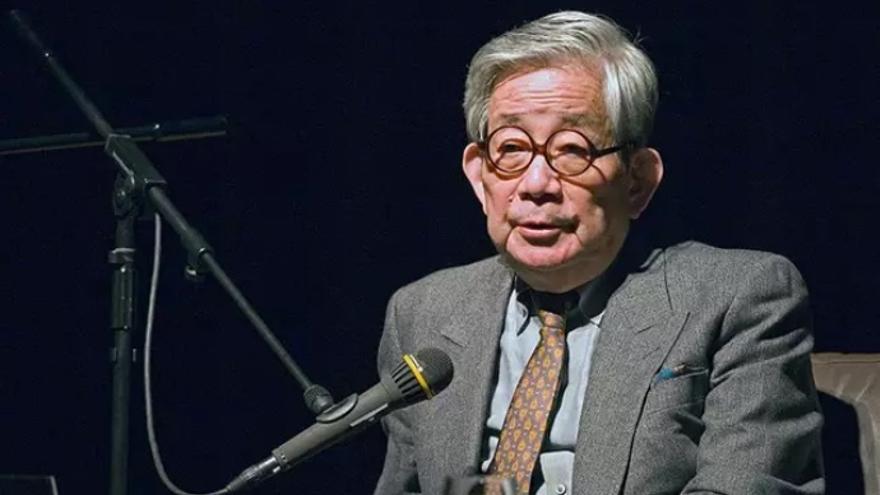 El escritor japonés Kenzaburo Oe.