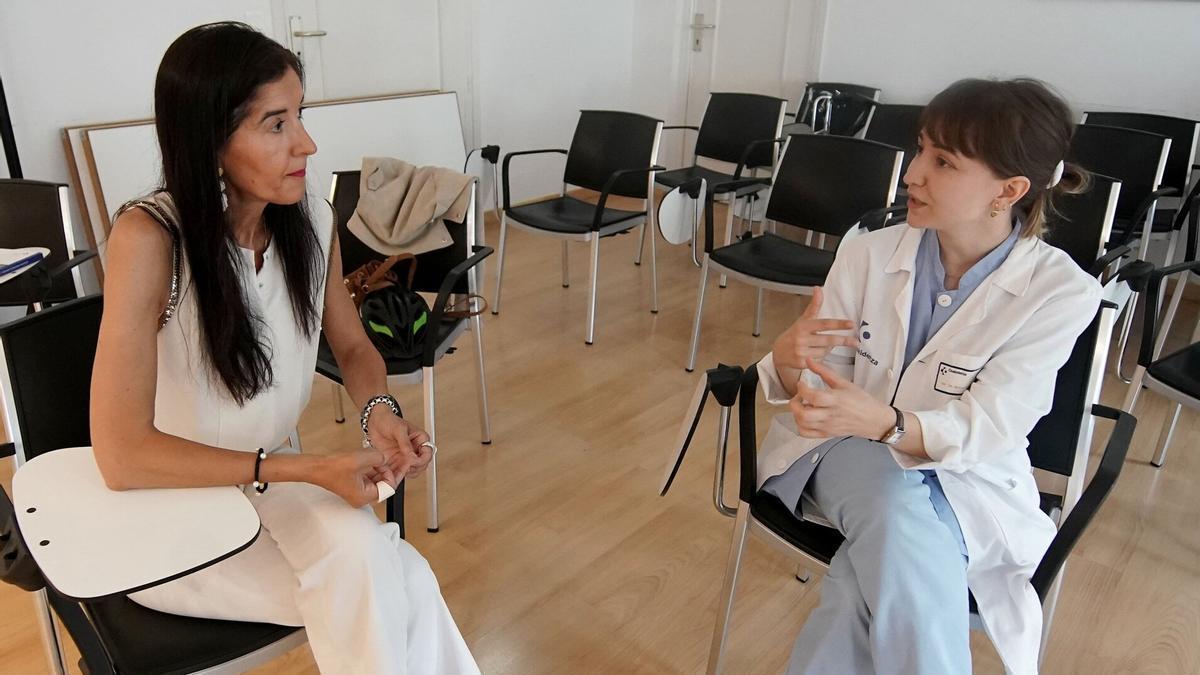 A la derecha en la imagen, Itziar Escudero, enfermera y monitora en los talleres sobre la gestión emocional | Imagen: Rubén Plaza A la derecha en la imagen, Itziar Escudero, enfermera y monitora en los talleres sobre la gestión emocional | Imagen: Rubén Plaza