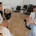 A la derecha en la imagen, Itziar Escudero, enfermera y monitora en los talleres sobre la gestión emocional | Imagen: Rubén Plaza