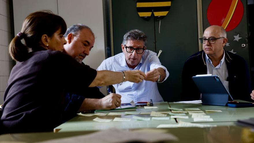 Comisiones de la mesa de Eskola Bikaina Denontzat, contra la segregación escolar.
