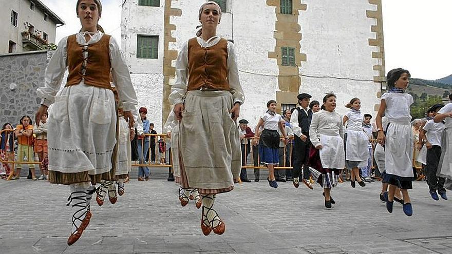 Varios jóvenes bailando. | FOTO: JORGE AGUIRRE