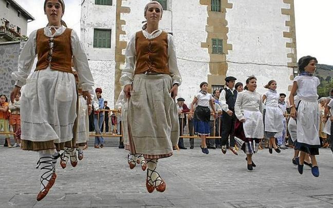 Varios jóvenes bailando. | FOTO: JORGE AGUIRRE