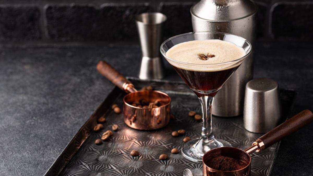 Técnicas de cóctel para enfriar crear espuma en un café.