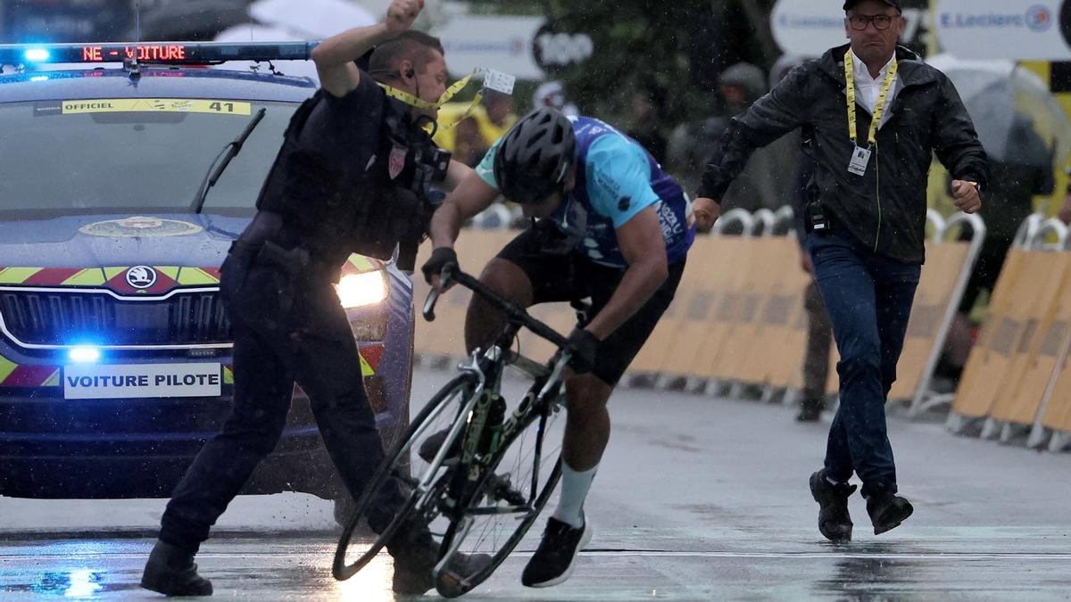 Un gendarme derriba a un espontáneo que se coló en meta.