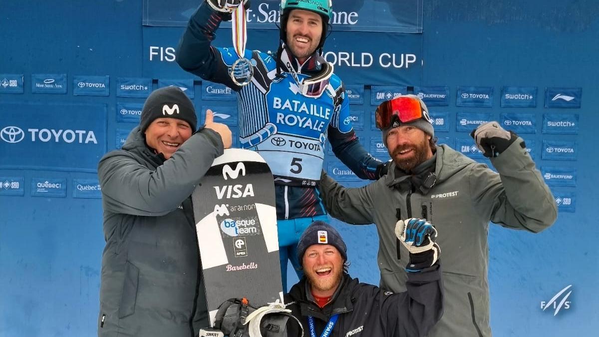 El guipuzcoano Lucas Eguibar posa con la medalla de plata de la Copa del Mundo