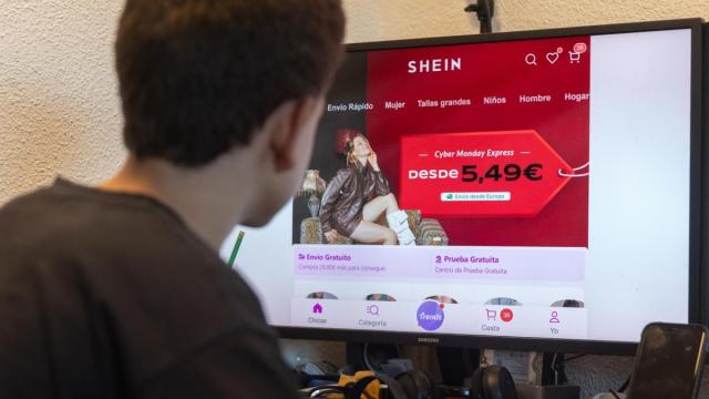 Una persona realiza una búsqueda en Shein.