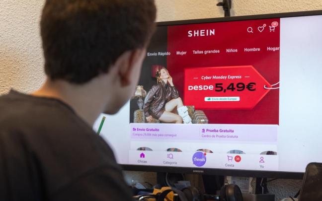 Una persona realiza una búsqueda en Shein.