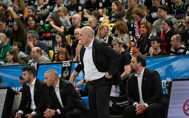 Jaume Ponsarnau afronta ya su cuarta temporada en Bilbao Basket. / OSKAR GONZÁLEZ