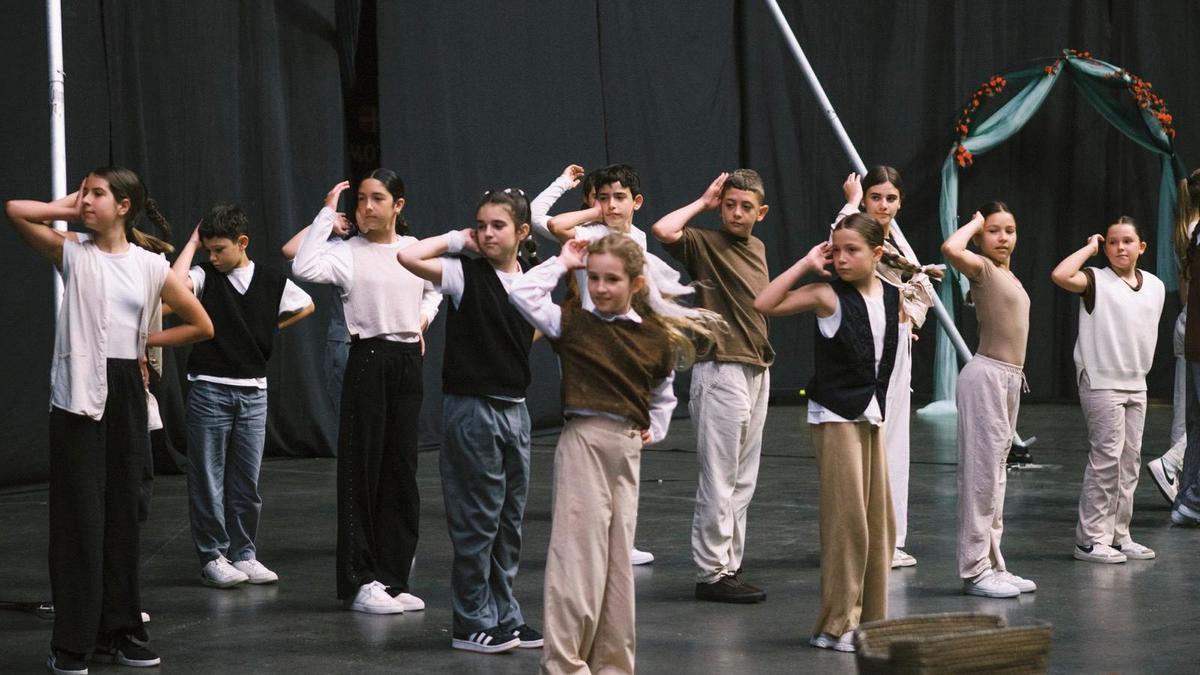 La academia de Bergara cultiva el gusto por el baile en personas de diferentes edades.