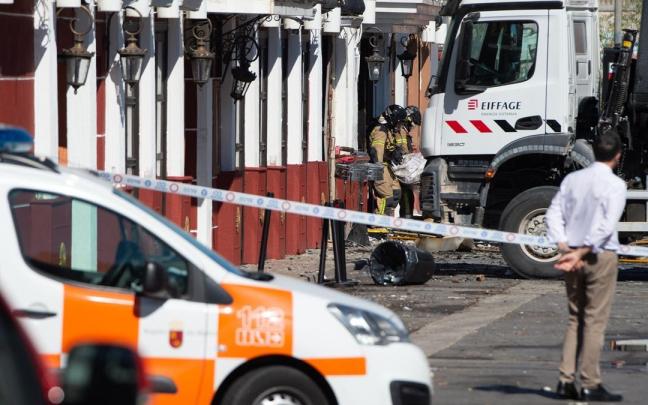 El alcalde de Murcia, de espaldas, frente a las discotecas en las que se ha produjo el incendio.