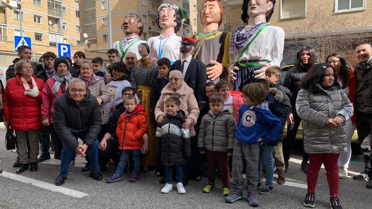 Luisa Medina, rodeada de vecinos, familiares y los gigantes de la comparsa txiki el pasado 26 de febrero.