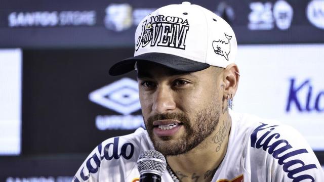 Neymar, con equipación del Santos.