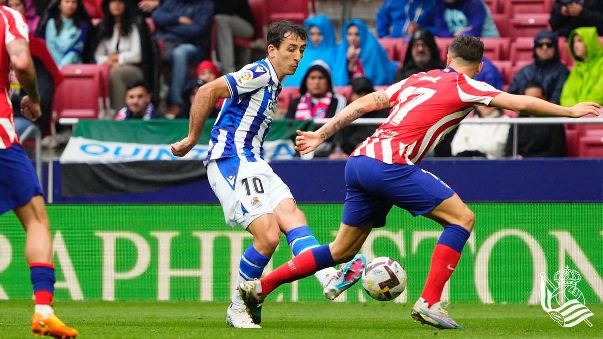 Oyarzabal, en una acción del partido disputado contra el Atlético de Madrid. / REAL SOCIEDAD