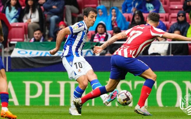 Oyarzabal, en una acción del partido disputado contra el Atlético de Madrid. / REAL SOCIEDAD