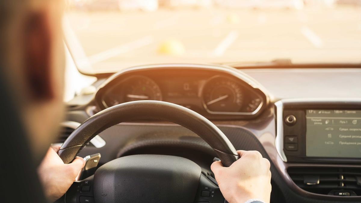 Un hombre al volante de un vehículo.