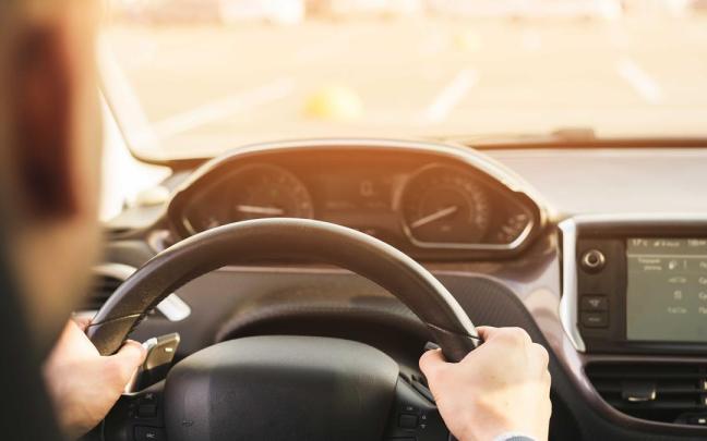 Un hombre al volante de un vehículo.