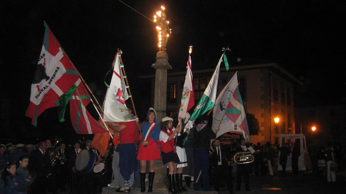 La cruz volverá a ser el punto de encuentro de las diferentes compañías la noche del sábado.