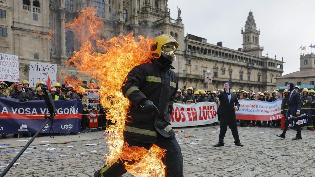 Bomberos se queman a lo bonzo en el Obradoiro para denunciar su situación laboral