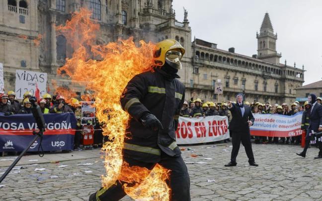 Bomberos se queman a lo bonzo en el Obradoiro para denunciar su situación laboral Bomberos se queman a lo bonzo en el Obradoiro para denunciar su situación laboral