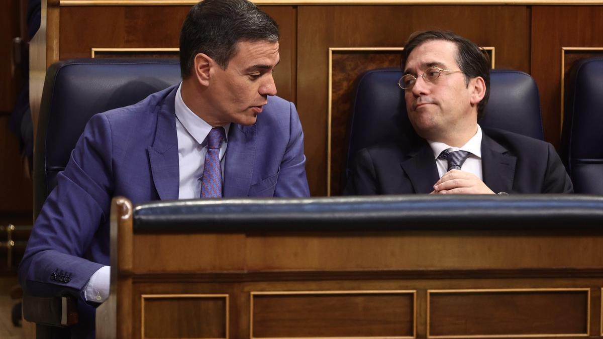 Pedro Sánchez, junto al ministro de Asuntos Exteriores, Unión Europea y Cooperación, José Manuel Albares.