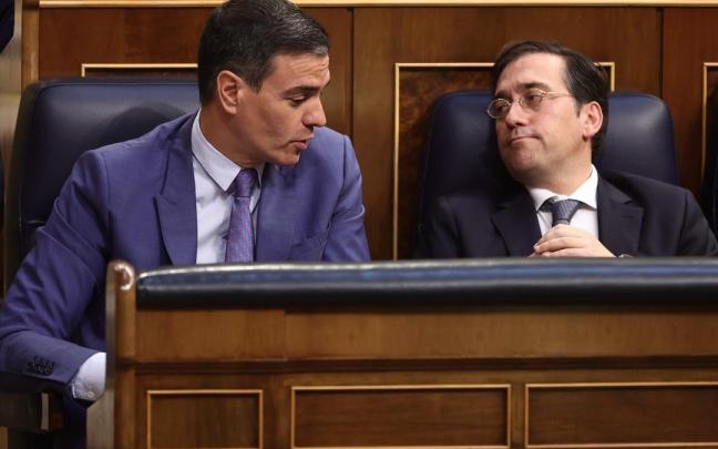 Pedro Sánchez, junto al ministro de Asuntos Exteriores, Unión Europea y Cooperación, José Manuel Albares.