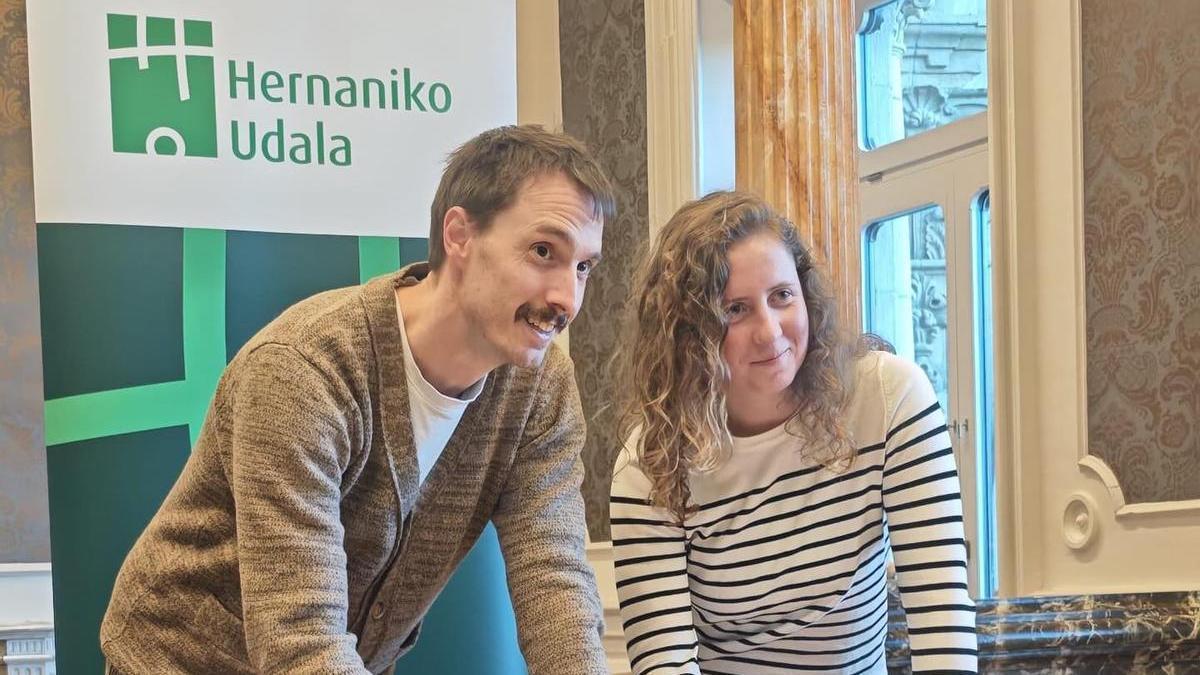 Berlanas, junto al alcalde, firma un protocolo.
