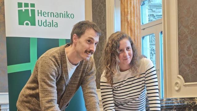 Berlanas, junto al alcalde, firma un protocolo.