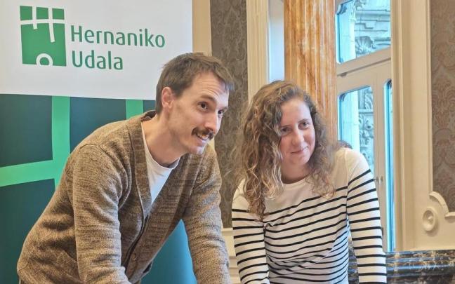 Berlanas, junto al alcalde, firma un protocolo.