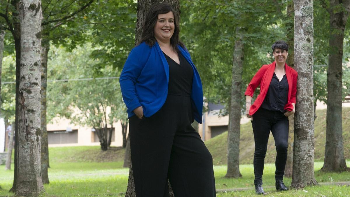 Mirari Martiarena, en primer plano, será una de las humoristas que participará en la sesión de monólogos que el domingo ambientará las fiestas de Santa Ana, en Bolu.