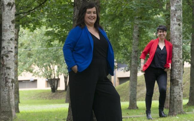 Mirari Martiarena, en primer plano, será una de las humoristas que participará en la sesión de monólogos que el domingo ambientará las fiestas de Santa Ana, en Bolu.