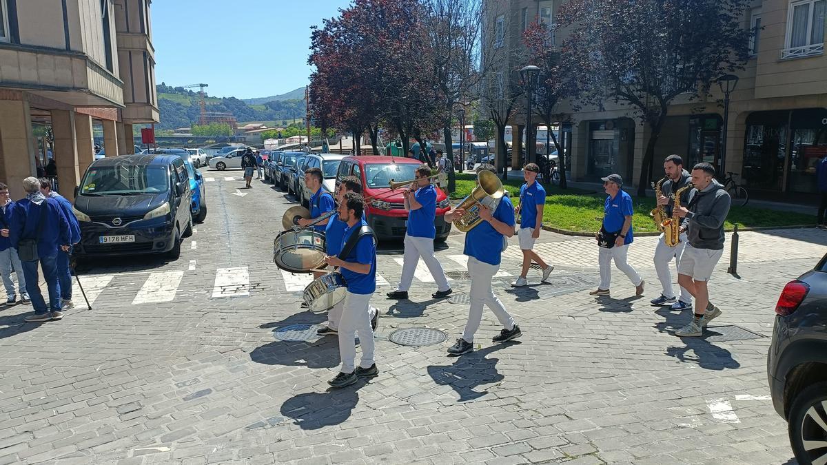 Txaranga este lunes en Zumaia, mientras no había luz en todo el municipio.