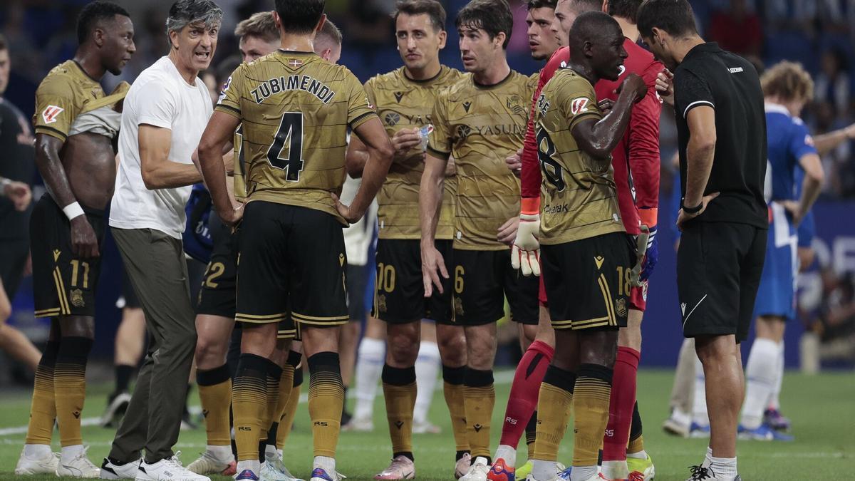 Imanol Alguacil se dirige a sus jugadores este sábado, durante la pausa de hidratación de la primera parte. / TONI ALBIR / EFE