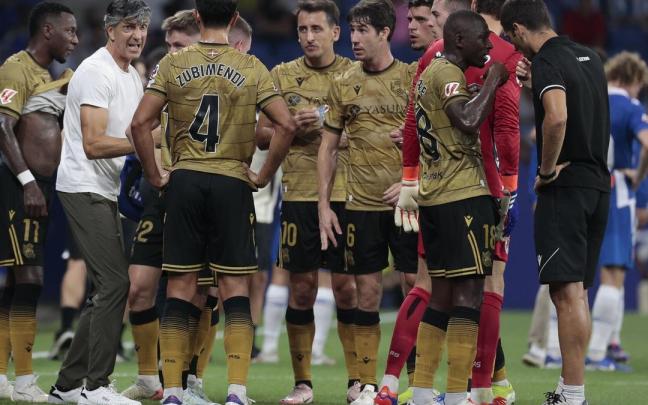 Imanol Alguacil se dirige a sus jugadores este sábado, durante la pausa de hidratación de la primera parte. / TONI ALBIR / EFE