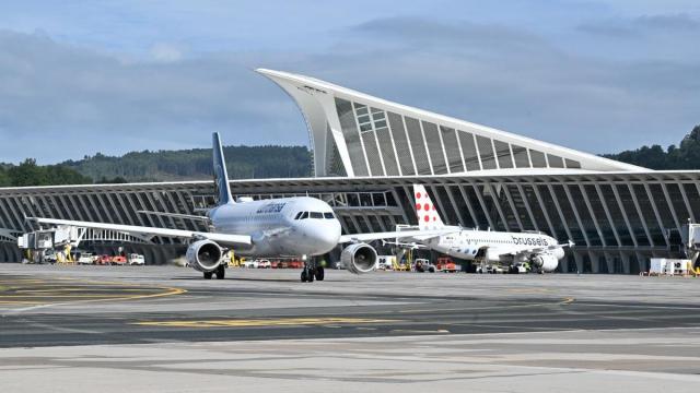 Aviones en la pista despegue del aeropuerto de Loiu