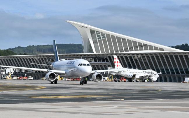 Aviones en la pista despegue del aeropuerto de Loiu