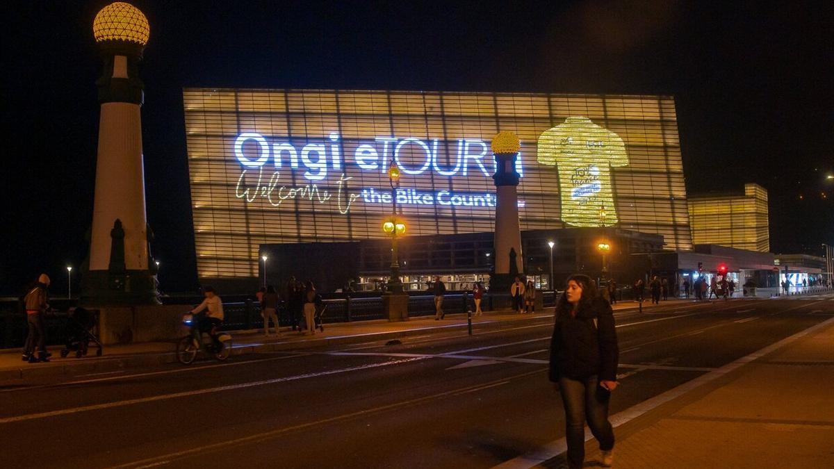 El Kursaal, iluminado este miércoles con los colores del Tour de Francia